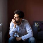 Solidão digital: o paradoxo de estar sempre online e se sentir sozinho